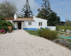 Koko talo/asunto One bedroom cottage with pool set in tranquil settings. (Colares, Portugali)