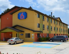 Hotel Motel 6 - Newest - Ultra Sparkling Approved - Chiropractor Approved Beds - New Elevator - Robotic Massages - New 2023 Amenities - New Rooms - New Flat (Kingsland, Sjedinjene Američke Države)