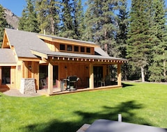 Entire House / Apartment Brand New Craftsman Cabin Next To Creek... Minutes From Yellowstone Park (Cooke City, USA)