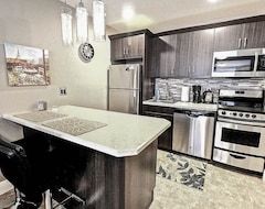 Entire House / Apartment Beautiful Downtown Studio Suite - Beautiful Downtown Studio Suite (Regina, Canada)