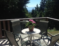 Entire House / Apartment Delightful Country Cottage With Ocean Outlook (Sidney, Canada)