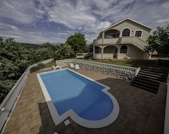 Tüm Ev/Apart Daire Apartment with 4 , 110m2, pool, garden, terrace-sea view, sauna, jacuzzi (Supetarska Draga, Hırvatistan)