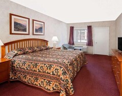 Otel Convenient Countryside Stay At Knights Inn Traverse City! Pool, Free Parking (Traverse City, ABD)