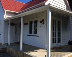Toàn bộ căn nhà/căn hộ Quaint And Quirky Historic Old Cottage (Waiwera, New Zealand)
