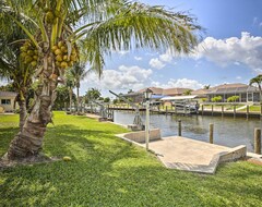 Cijela kuća/apartman Bright Canalfront Home With Boat Dock, Patio, Grill! (Cape Coral, Sjedinjene Američke Države)