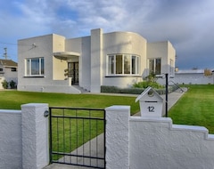 Entire House / Apartment Warm & Modern Art Deco Home (Gore, New Zealand)