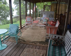 Entire House / Apartment Comfortable Lakeside Family Home, Charming, Mostly Remodeled, Serene Location (Tuscumbia, USA)