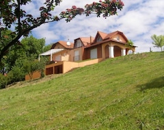 Toàn bộ căn nhà/căn hộ Ladanjska Kuca Maras (Nuštar, Croatia)