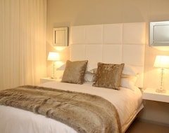 Hotel Aquarius Luxury Suites (Bloubergstrand, South Africa)