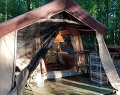 Toàn bộ căn nhà/căn hộ Glamping Tent In The Woods (Waterloo, Hoa Kỳ)