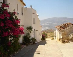 Casa/apartamento entero House With Character, Found In A Small White Washed Village In A Rural Setting (Rubite, España)