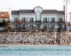Khách sạn Taean Beach & Castle Pension (Taean, Hàn Quốc)