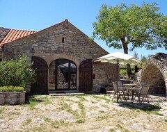 Cijela kuća/apartman La Remise, Small House In The Heart Of An Old Farmhouse (Saint-André-de-Vézines, Francuska)