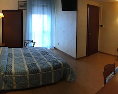 Khách sạn Hotel Holiday (Foggia, Ý)