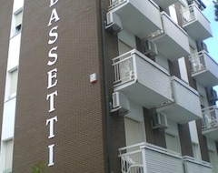Hotelli Bassetti (Pinarella Di Cervia, Italia)