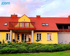Serviced apartment Big Yellow House (Wielkie Oczy, Poland)