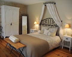 Tüm Ev/Apart Daire Offering an outdoor pool and a table d'hote menu upon request, Maison Rioufol is located in Creys. Free WiFi access is available.Each room here will p (Creys-Mépieu, Fransa)