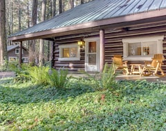 Entire House / Apartment Restored log cabin w/ classic porch - near river, trails, hot springs, & more (McKenzie Bridge, USA)