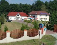 Hotel Pod Dębami (Dłutów, Poland)
