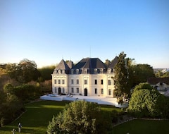 Hele huset/lejligheden Napoleonic Chateau With Private Pool, 30mins To Bordeaux (Clérac, Frankrig)