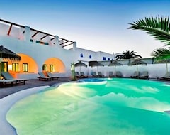 Хотел Nissia Beach Apartments & Suites (Камари, Гърция)