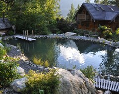 Toàn bộ căn nhà/căn hộ Loghouse Lodge With Glacier View And Private Natural Swimming Pond (Squamish, Canada)