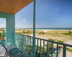 Khách sạn Sleek, Modern with an Incredible View. Affordable Beachfront. (Đảo Treasure, Hoa Kỳ)