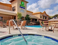 Khách sạn Holiday Inn Express Lompoc, an IHG Hotel (Lompoc, Hoa Kỳ)