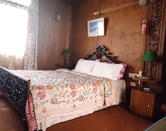 Hotel Houseboat Sheikh Palace (Srinagar, India)