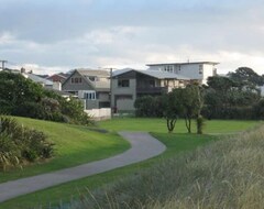 Entire House / Apartment Beachfront Apartment (New Plymouth, New Zealand)