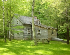 Koko talo/asunto Log Cabin On Private 280 Acres. Swimming, Mtn Biking, Hiking, X-country Skiing (Ajax, Kanada)