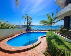 Khách sạn Broadwater Shores Waterfront Apartments (Runaway Bay, Úc)