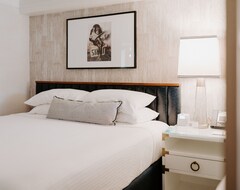 Hotel Colorful One Bedroom Suite | Pool + Cabana | Bikes (West Hollywood, Sjedinjene Američke Države)