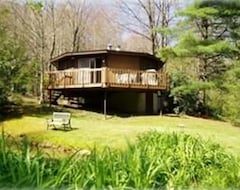 Entire House / Apartment Cozy Cottage ! With Hottub And Newly Remodeled (Boone, USA)