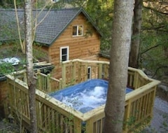 Toàn bộ căn nhà/căn hộ Cedar Creek Cabin: Hot Tub And Views: Close To Asheville And The River (Marshall, Hoa Kỳ)
