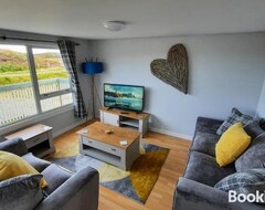 Entire House / Apartment Red Pepper Self Catering - Loch And Sea Views - Explore The Uists (Wiay, United Kingdom)