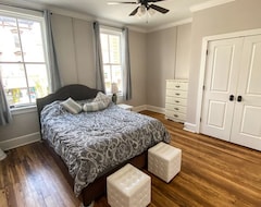 Hele huset/lejligheden Private Downtown Charles Town Condo W/ Laundry Above Abolitionist Ale Works #202 (Charles Town, USA)