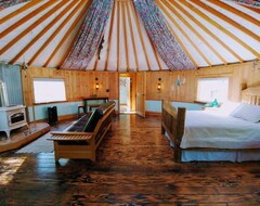 Entire House / Apartment The Hippie Shack 24’yurt & Tiny House At Pachamama Farm (Days Creek, USA)