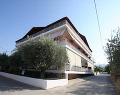 Zagkas Hotel (Rovies, Greece)