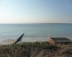 Tüm Ev/Apart Daire 2 Bedroom Holiday Bungalow With Sea Views To The Needles, 3 Min From Sandy Beach (Freshwater, Birleşik Krallık)