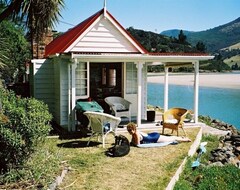 Entire House / Apartment Iconic Historic Seaside Cottage (Dunedin, New Zealand)