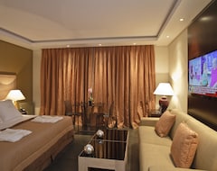 Khách sạn ArtPlatinum Suites & Apartments