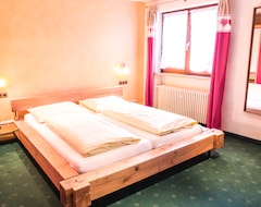 Hotelli Frank Simon Bed & Breakfast (Riezlern, Itävalta)