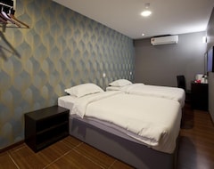 Khách sạn OYO V3 Hotel Nusajaya (Pekan Nanas, Malaysia)
