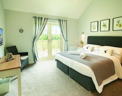 Hele huset/lejligheden Fabulous Five-star Luxury Lodge With Hot Tub And Lake Views (Colchester, Storbritannien)