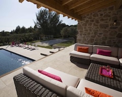 Bed & Breakfast Luxury Mas In The Provencal Vineyards with a housekeeper and heated pool (Le Castellet, Francuska)