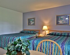 Deluxe Two Double Bed Standard Hotel Room On The 1st Floor With Heated Pool (Killington, USA)