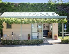 Entire House / Apartment Palm Tree Cottage In Rural Havelock North (Havelock North, New Zealand)