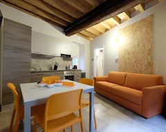 Toàn bộ căn nhà/căn hộ Apartment B - Domus Leydi In Ivrea (Ivrea, Ý)