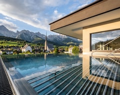 Khách sạn Die Hochkonigin - Mountain Resort (Maria Alm, Áo)